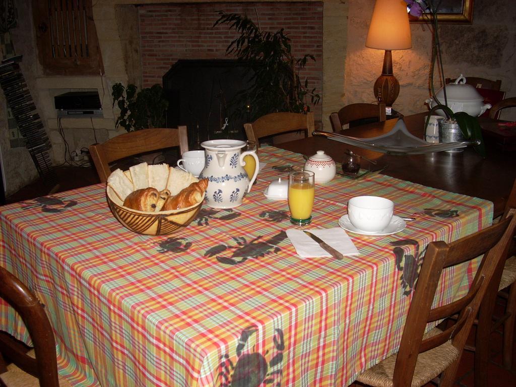 Bed and Breakfast Sous Les Marronniers Petit-Palais-et-Cornemps Exterior foto